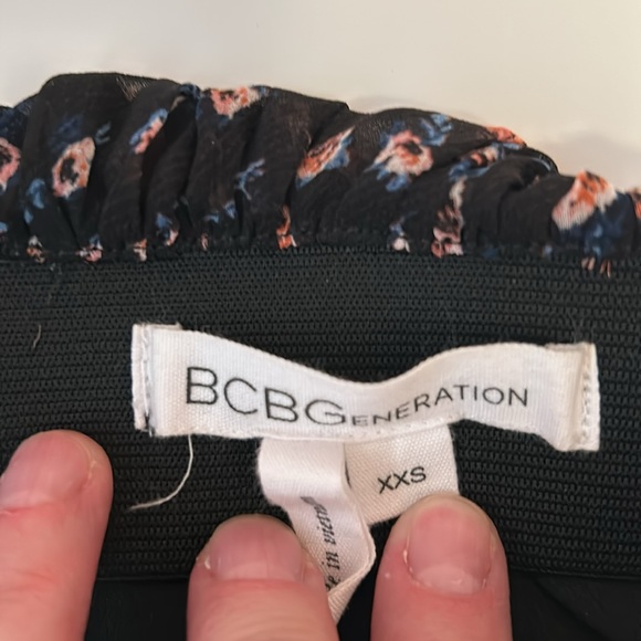 SUMMER CLEARANCE SALE GUC BCBGeneration Floral Mini Skirt - Picture 3 of 3